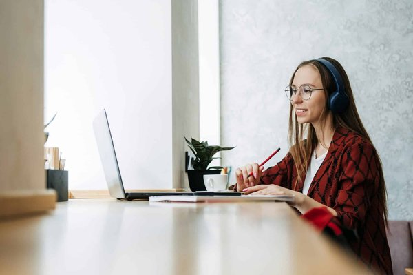 How Can UK FinTech Startups Outsource Effectively to Scale Operations?